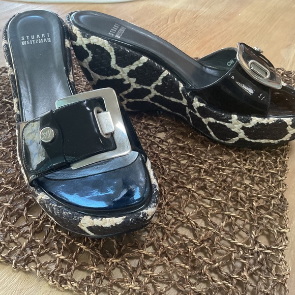 Stuart Weitzman Clipper Black Patent Giraffe Wedge Sandals - Picture 2 of 9